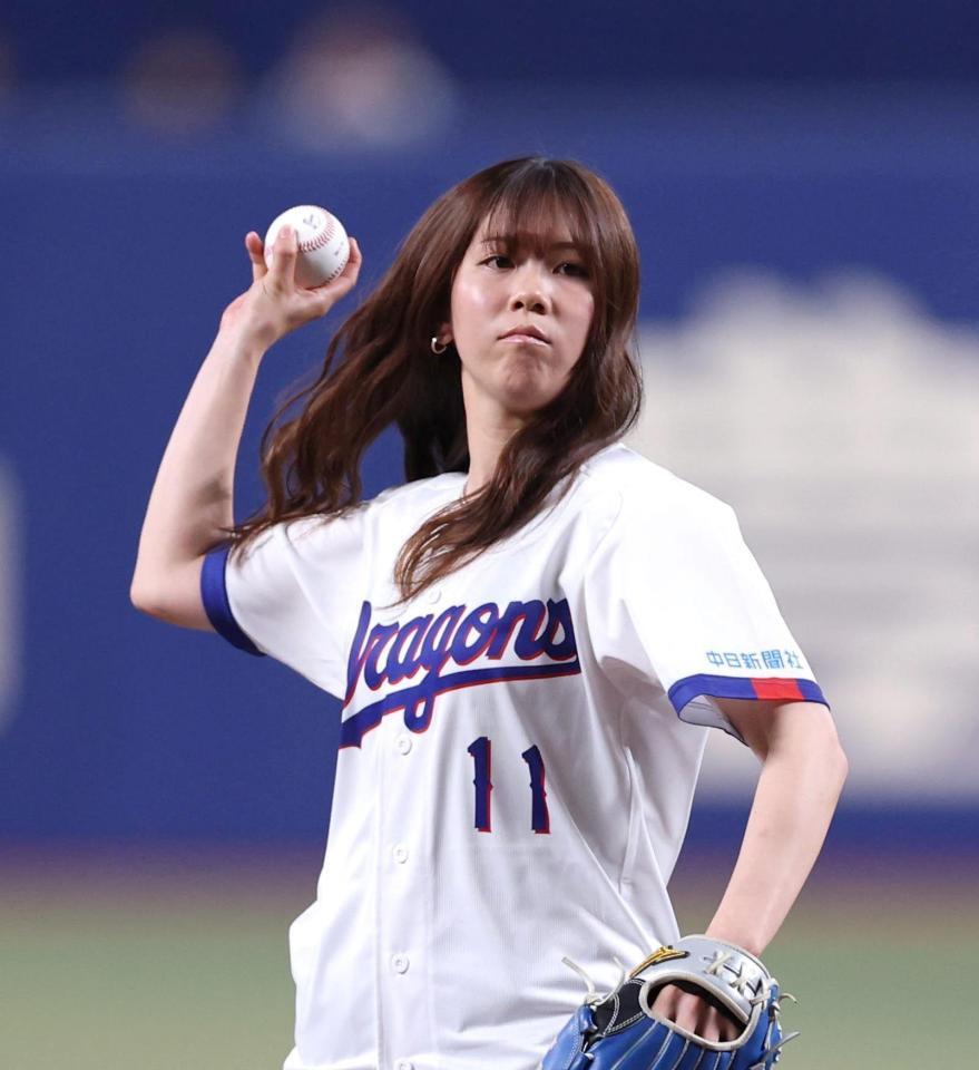 セレモニアルピッチを務める日本女子スノーボード・深田茉莉（撮影・北村雅宏）