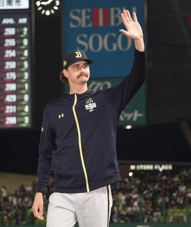 　西武を相手に６回無失点で２勝目を挙げ、声援に応えるジェリー