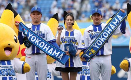写真におさまる（左から）石田裕、山本美月、山崎（撮影・佐々木彰尚）