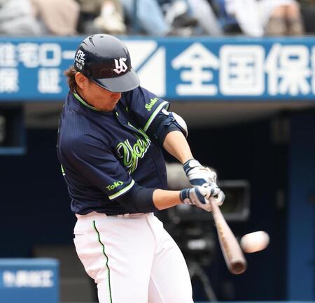１回、高梨は左越えに２点適時二塁打を放つ（撮影・佐々木彰尚）