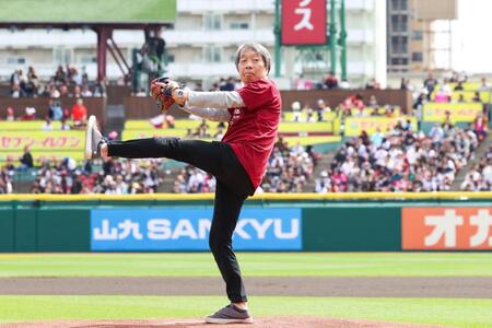 始球式を務めた見栄晴（楽天野球団提供）