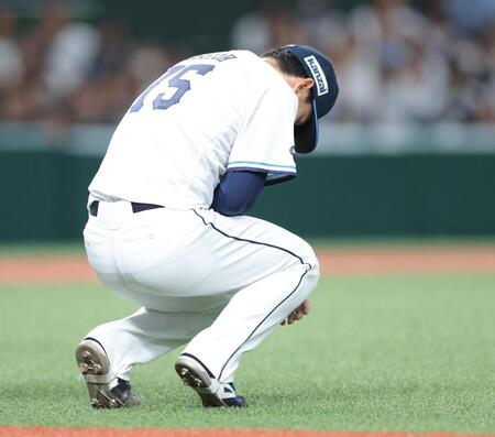 ４回、西川の打球が直撃し一塁へ送球後、しゃがみ込む佐藤爽（撮影・西岡正）