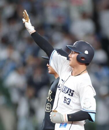 ５回、適時二塁打を放ち、ベンチへ向かって手を上げる長谷川（撮影・西岡正）