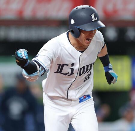 ４回、適時打を放ち、ガッツポーズで一塁へ走る滝沢（撮影・西岡正）