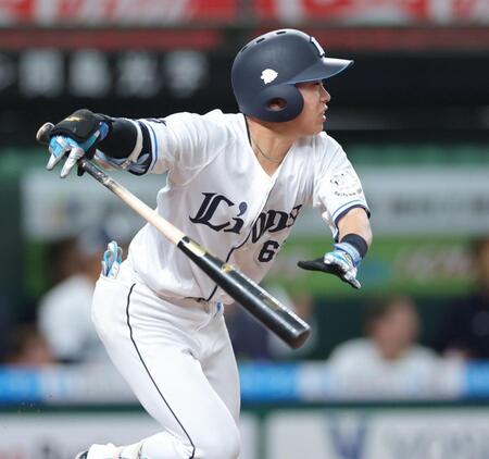 ４回、中前適時打を放つ滝沢（撮影・西岡正）