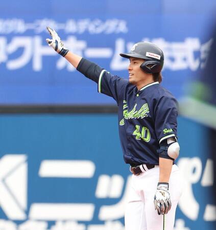 １回、左越えに２点適時二塁打を放ち喜ぶ高梨（撮影・佐々木彰尚）
