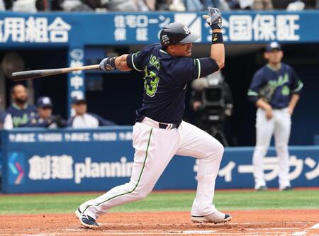 １回、オスナは右前に適時打を放つ（撮影・佐々木彰尚）