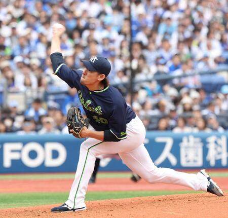 横浜打線相手に力投する高梨（撮影・佐々木彰尚）