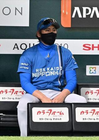 ９回、戦況を見つめる新庄監督