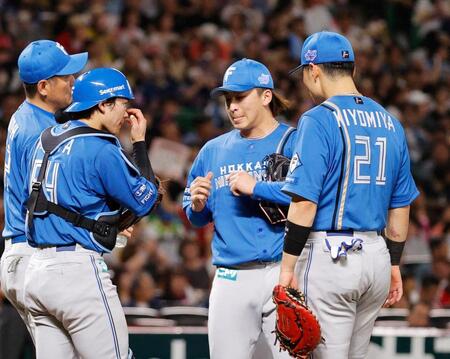 ３回、ソフトバンクに同点を許した細野（右から２人目）のもとに集まる日本ハムナイン