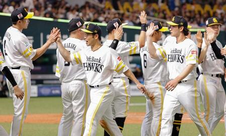 日本ハムに勝利し、タッチを交わす近藤（手前左）らソフトバンクナイン