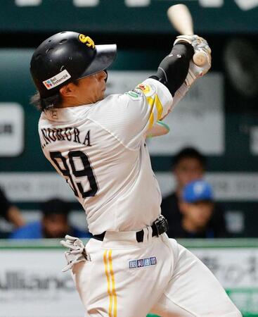 ８回、野村が左前に適時打を放つ