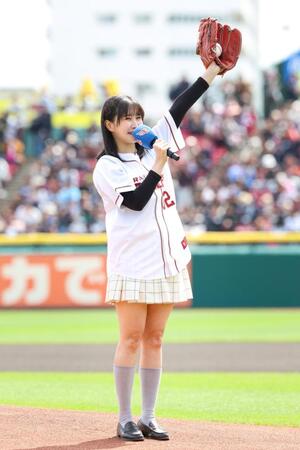 始球式に臨む相良茉優（楽天野球団提供）