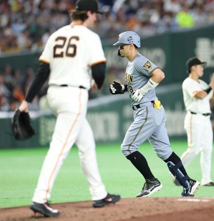 ４回、ウィットリー（手前）の前に中飛に倒れた佐藤輝（撮影・伊藤笙子）