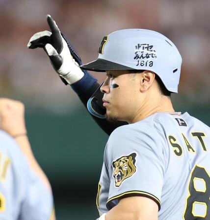 ６回、中前打を放ち、ポーズを決める佐藤輝（撮影・伊藤笙子）