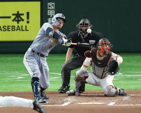 ６回、中前打を放つ佐藤輝（撮影・金田祐二）