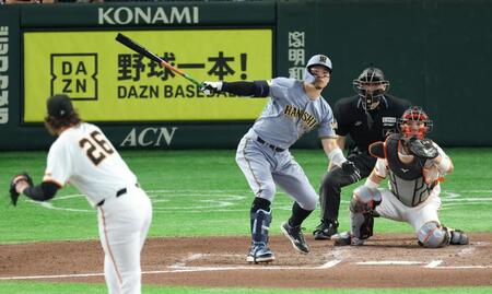 ６回、中前打を放つ佐藤輝（撮影・金田祐二）