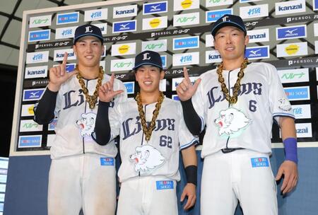 ヒーローインタビューの後、ポーズを決める（左から）長谷川、滝沢、源田（撮影・西岡正）