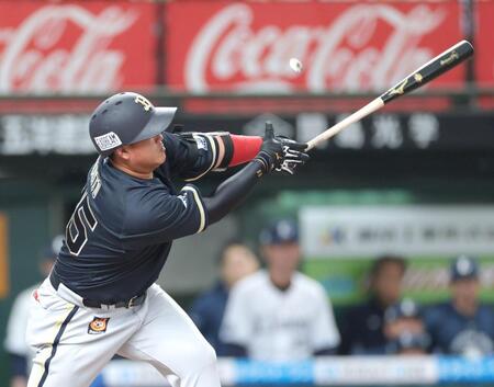 ４回、左越え二塁打を放つ内藤（撮影・西岡正）