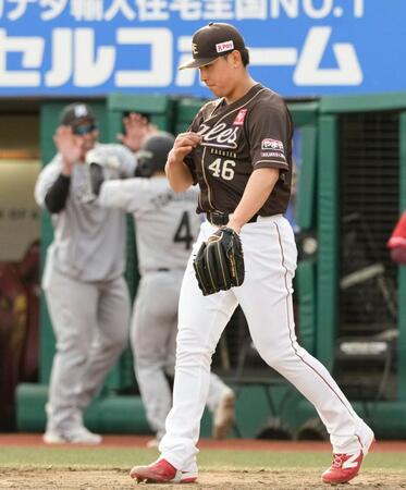 ９回、西川に決勝となる勝ち越し打を許し、うつむく藤平