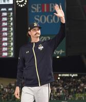 　西武を相手に６回無失点で２勝目を挙げ、声援に応えるジェリー