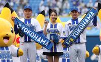 写真におさまる（左から）石田裕、山本美月、山崎（撮影・佐々木彰尚）