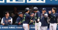 １回、生還した二塁走者・内山を出迎える池山監督（撮影・佐々木彰尚）