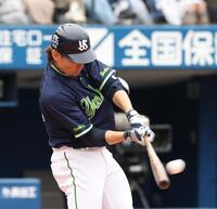１回、高梨は左越えに２点適時二塁打を放つ（撮影・佐々木彰尚）