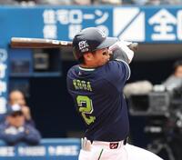 １回、古賀は中前に２点適時打を放つ（撮影・佐々木彰尚）