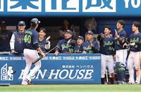 １回、武岡の適時二塁打で生還した高梨を出迎える池山監督（撮影・佐々木彰尚）