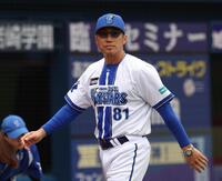 １回終了時、選手交代を告げた相川監督（撮影・佐々木彰尚）