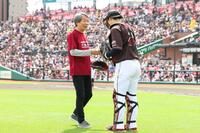 始球式を務めた見栄晴（楽天野球団提供）