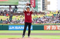 始球式を務めた見栄晴（楽天野球団提供）