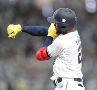 ２回、先制打を放ち、ベンチへ向かってポーズを決めるカナリオ（撮影・西岡正）