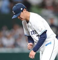 ４回、西川の打球が直撃し一塁へ送球後、苦痛の表情を浮かべる佐藤爽（撮影・西岡正）