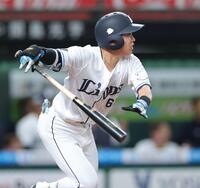 ４回、中前適時打を放つ滝沢（撮影・西岡正）