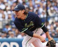 横浜打線相手に力投する高梨（撮影・佐々木彰尚）