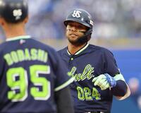 ９回、プロ入り初の左前打を放ったモンテル（撮影・佐々木彰尚）