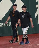 ウォーキングしながら話し込む井上と杉内コーチ（撮影・金田祐二）