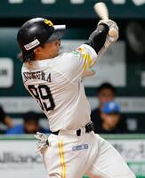 ８回、野村が左前に適時打を放つ