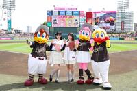 始球式を終えた相良茉優（中央）と大西亜玖璃（中央左、楽天野球団提供）