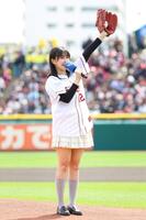 始球式に臨む相良茉優（楽天野球団提供）