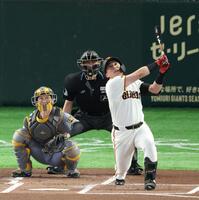 １回、二塁打を放つ浅野（撮影・金田祐二）
