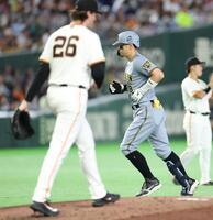 ４回、ウィットリー（手前）の前に中飛に倒れた佐藤輝（撮影・伊藤笙子）