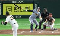 ６回、中前打を放つ佐藤輝（撮影・金田祐二）