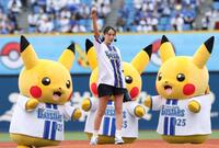 ポーズを決める山本美月（撮影・佐々木彰尚）