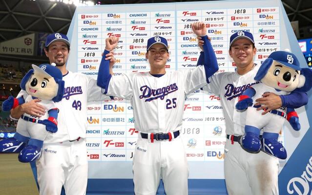 　お立ち台でポーズをとる（左から）阿部、石川昂、鵜飼（撮影・北村雅宏）