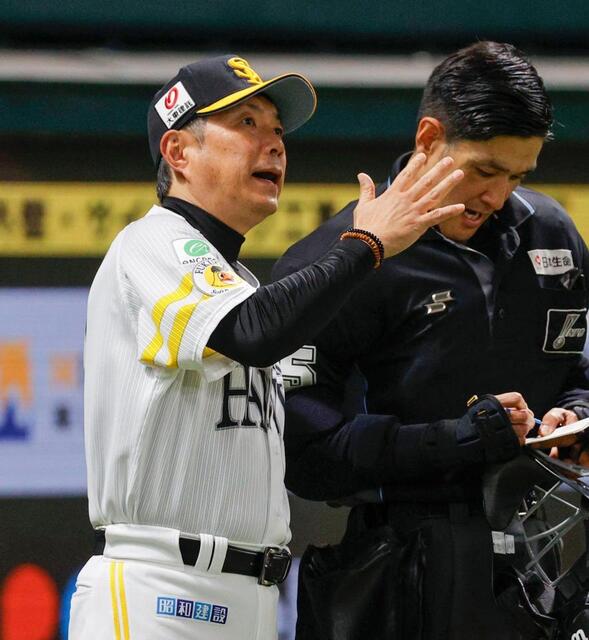 ７回の攻撃を終え、選手交代を告げる小久保監督