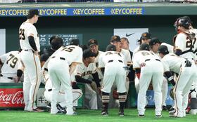 ６回の攻撃前、阿部監督も加わって円陣を組む巨人ナイン（撮影・金田祐二）