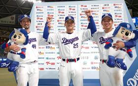 　お立ち台でポーズをとる（左から）阿部、石川昂、鵜飼（撮影・北村雅宏）